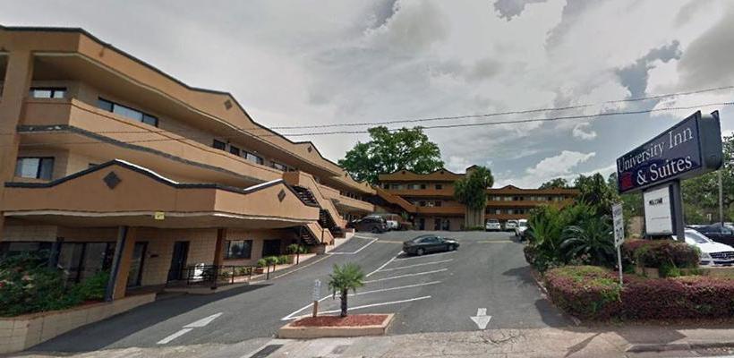 בית מלון כפרי University Inn And Suites