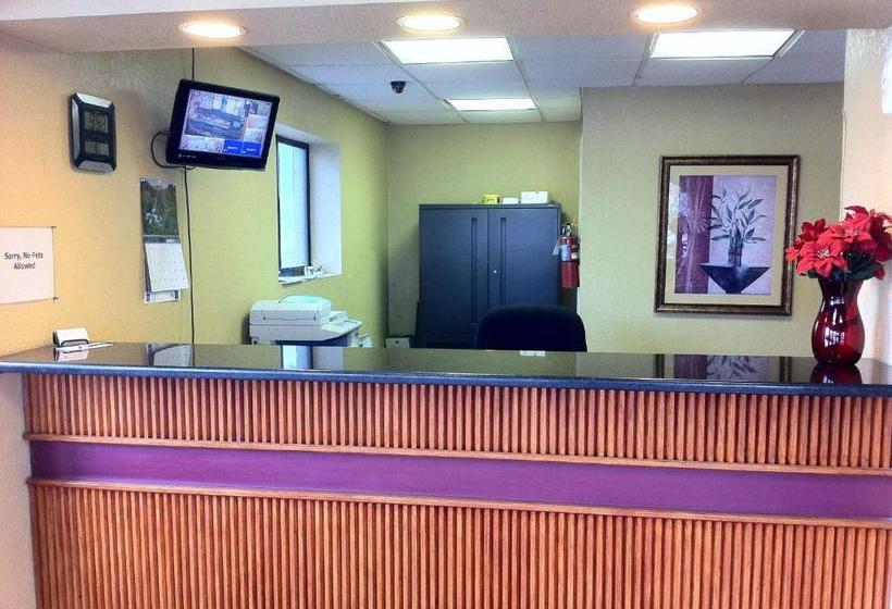 בית מלון כפרי University Inn And Suites