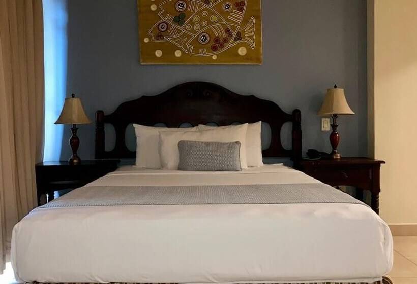 Los Altos Apartments & Studios