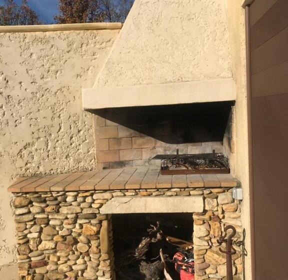 ベッドアンドブレックファースト Chambres D Hôtes Climatisées Avec Cuisine D été Villa Gour Du Peyrol