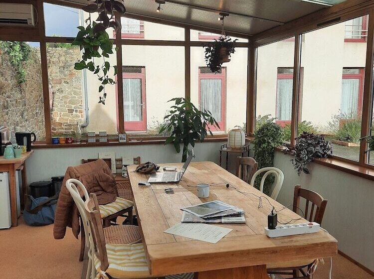 호텔 Hôtel Les Voisins Beaucemaine