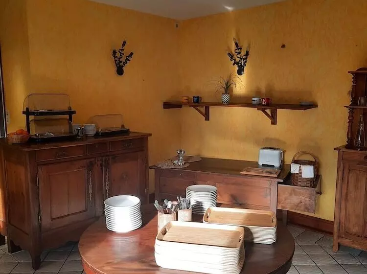 Hotelli Hôtel Les Voisins Beaucemaine