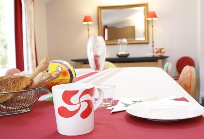 تختخواب و صبحانه Chambre D'hôtes Etchebri