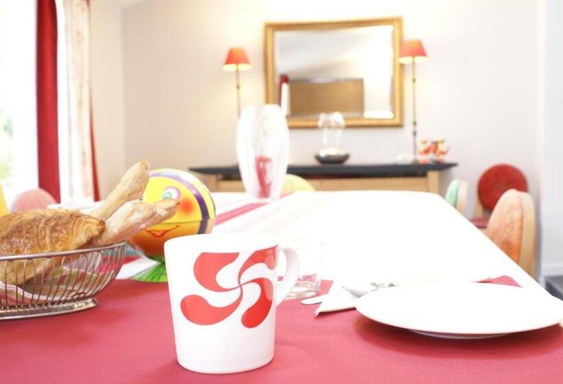 تختخواب و صبحانه Chambre D'hôtes Etchebri