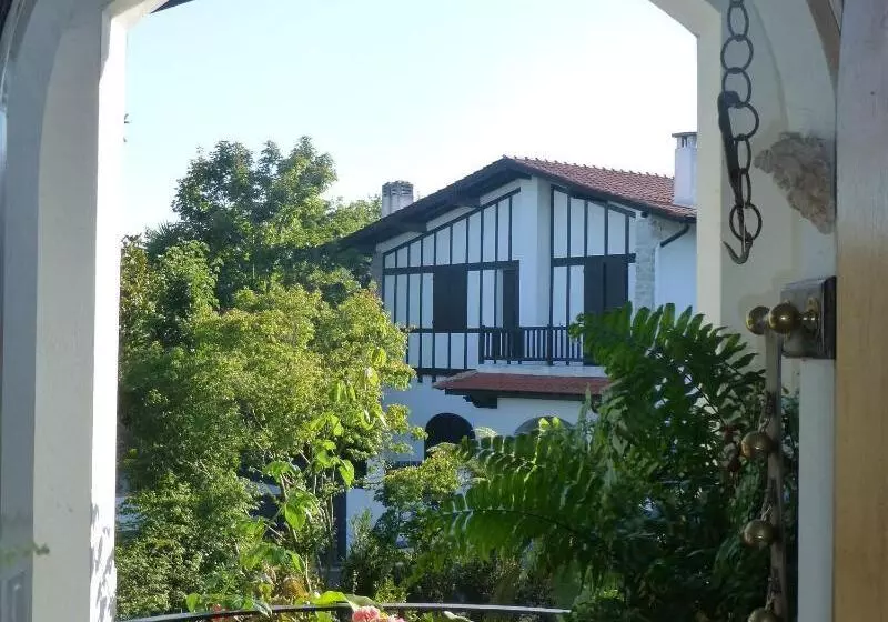 Aamiaismajoitus (B&B) Villa Erresiñolettean