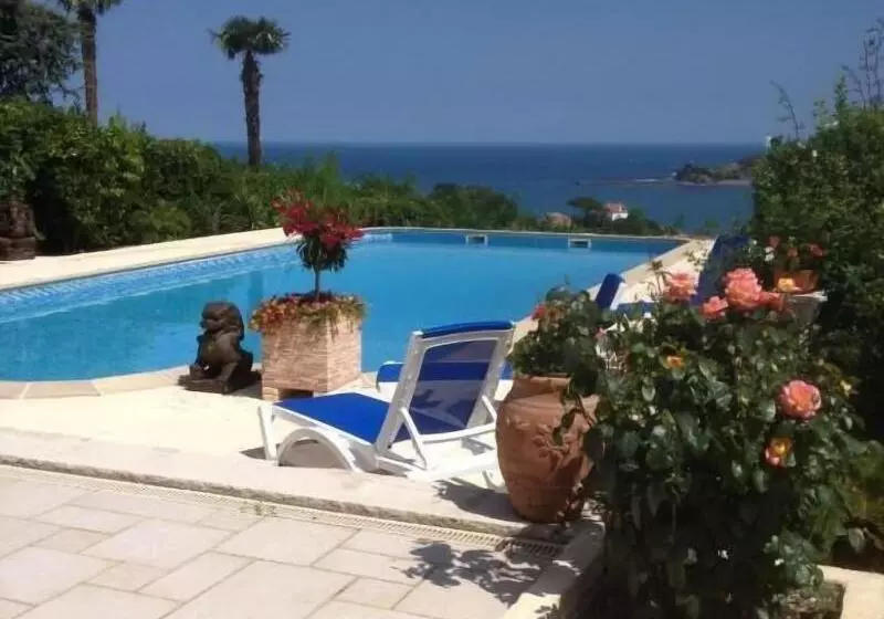 Aamiaismajoitus (B&B) Villa Erresiñolettean