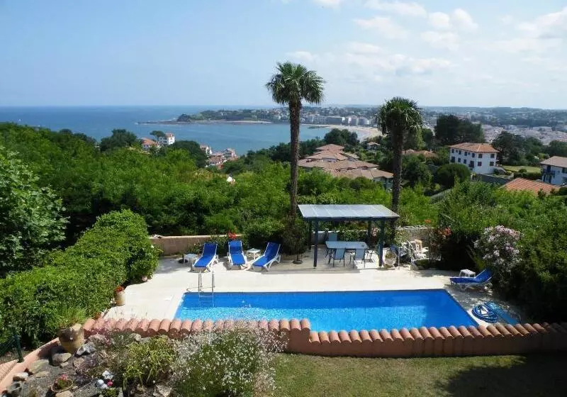 Aamiaismajoitus (B&B) Villa Erresiñolettean