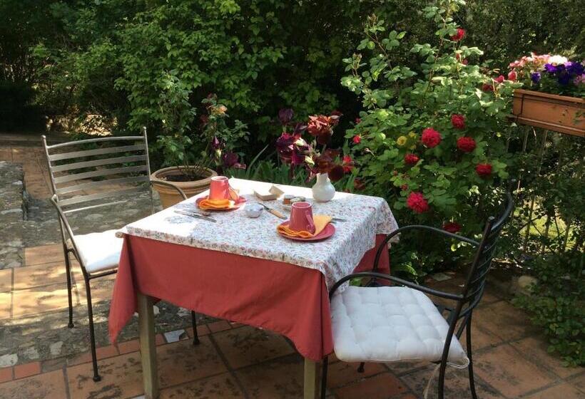 هتل Clos Des Iris