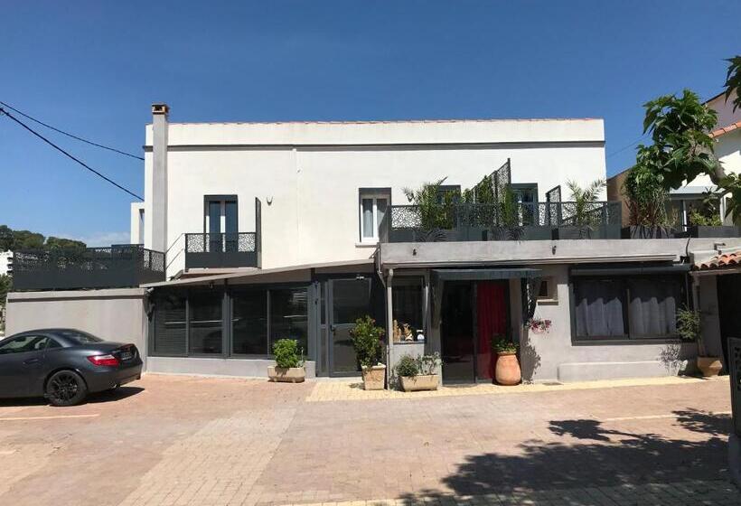 هتل Hôtel Eden Cassis Parking Privé