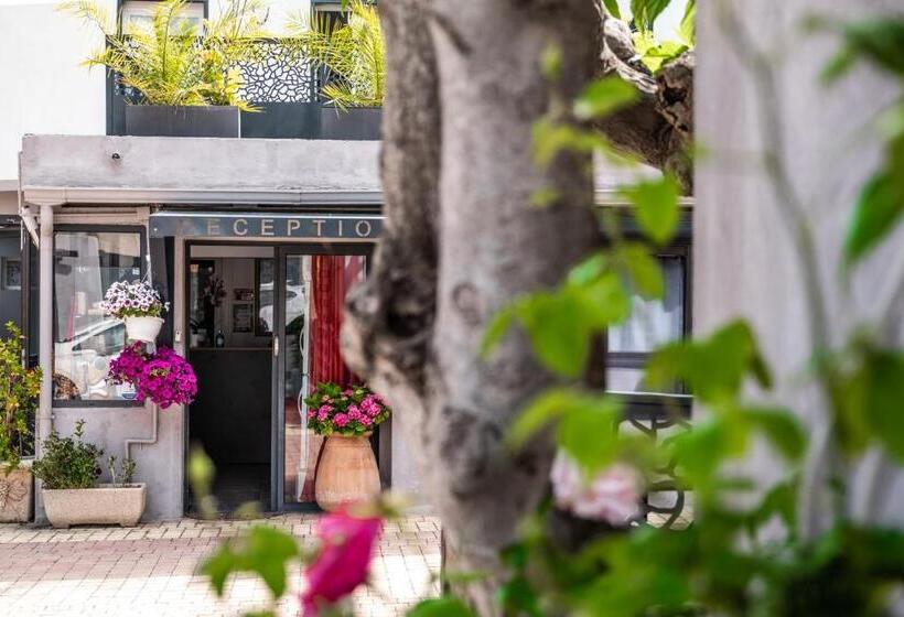 هتل Hôtel Eden Cassis Parking Privé