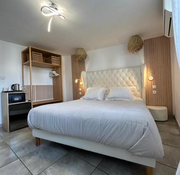 هتل Hôtel Eden Cassis Parking Privé