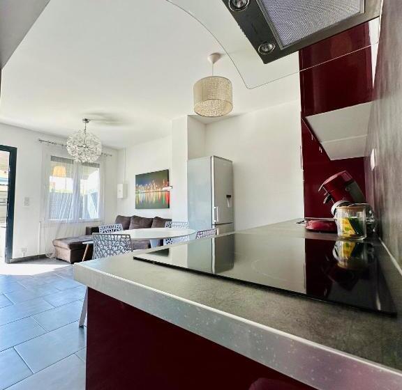 هتل Hôtel Eden Cassis Parking Privé