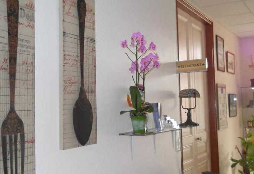 ホテル Restaurant Le Castel Fleuri