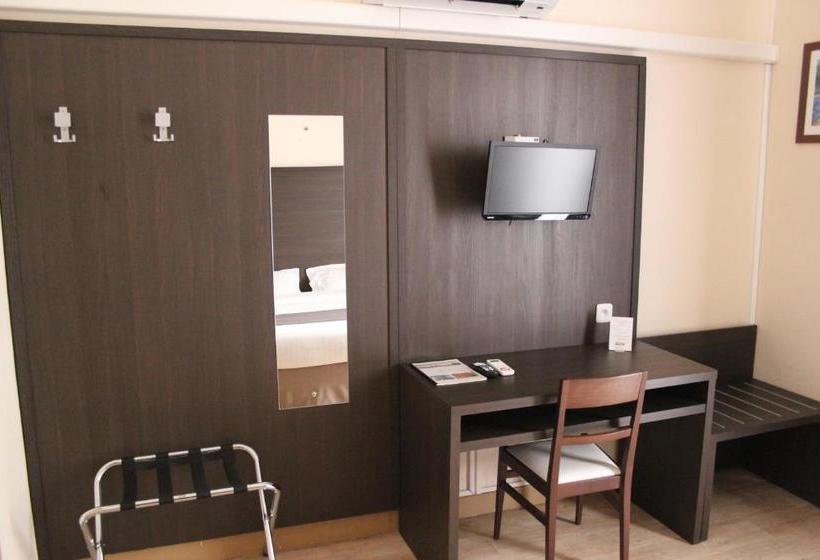 בית מלון כפרי Hôtel L Univers