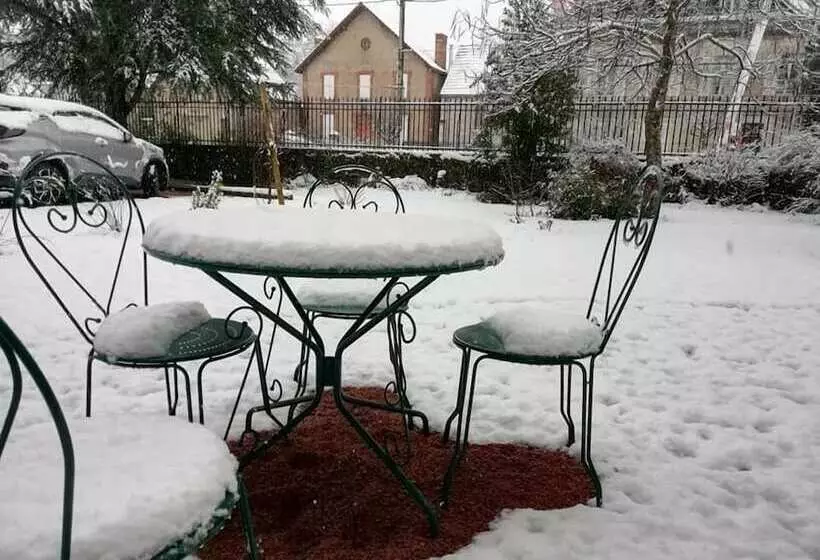 Aamiaismajoitus (B&B) Au Puy Des Vérités