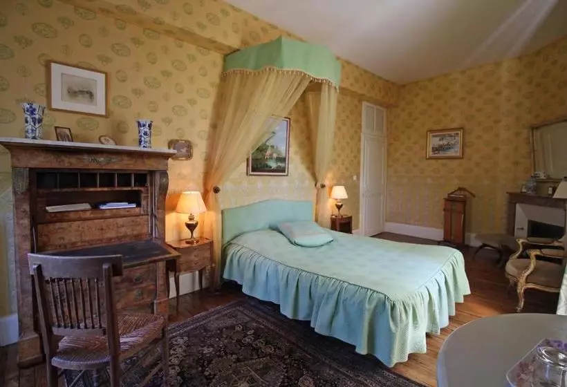 تختخواب و صبحانه Château De La Chabroulie