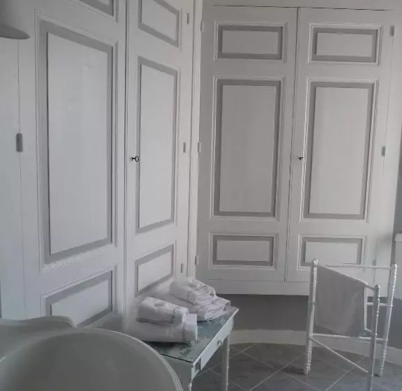 تختخواب و صبحانه Château De La Chabroulie