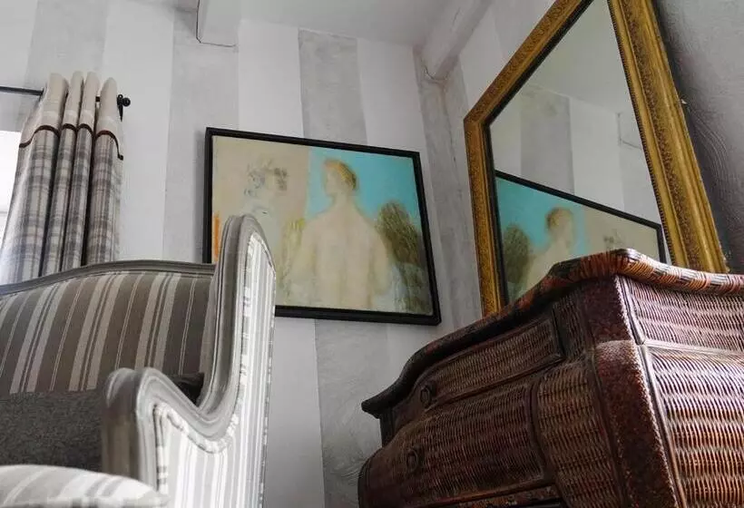 هتل Auberge De La Poulcière