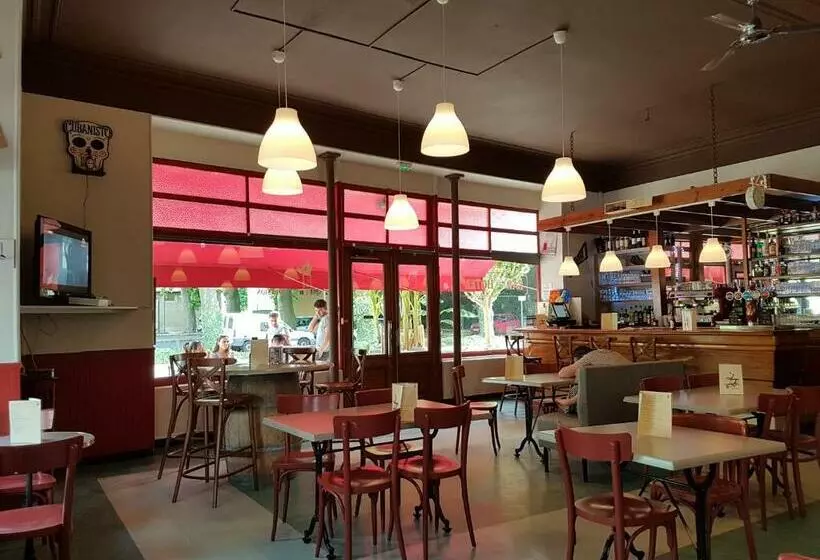 Hotelli Cafe De La Gare