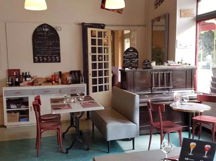Hotelli Cafe De La Gare