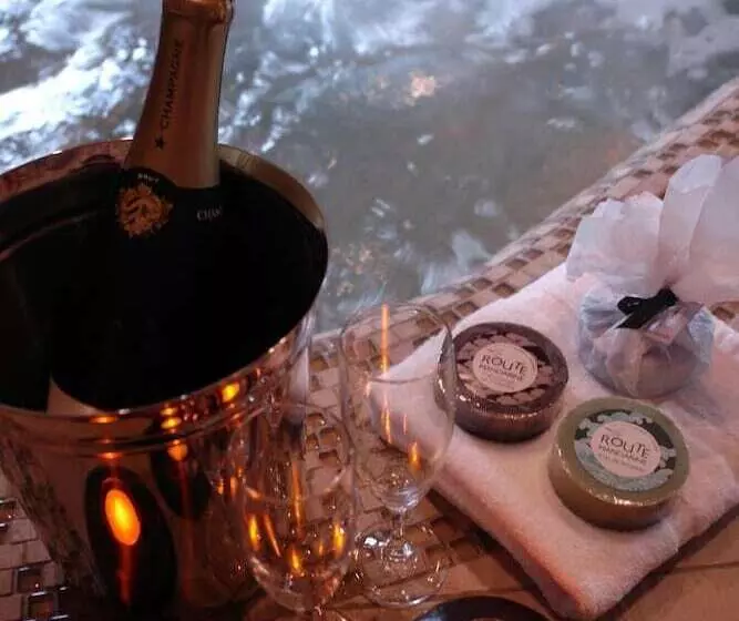 ホテル La Vinotière Chambres Appartements Spa