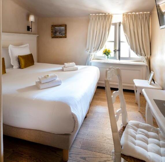 هتل Les Quatre Dauphins