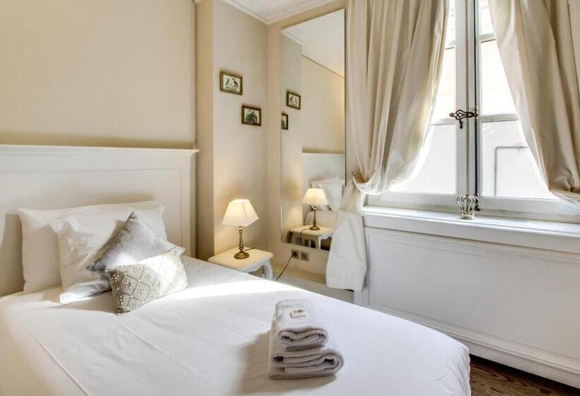 هتل Les Quatre Dauphins