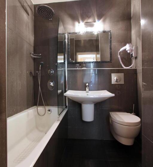 هتل Les Quatre Dauphins