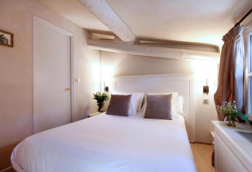 هتل Les Quatre Dauphins