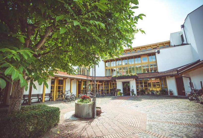 هتل Und Appartementhof Waldeck