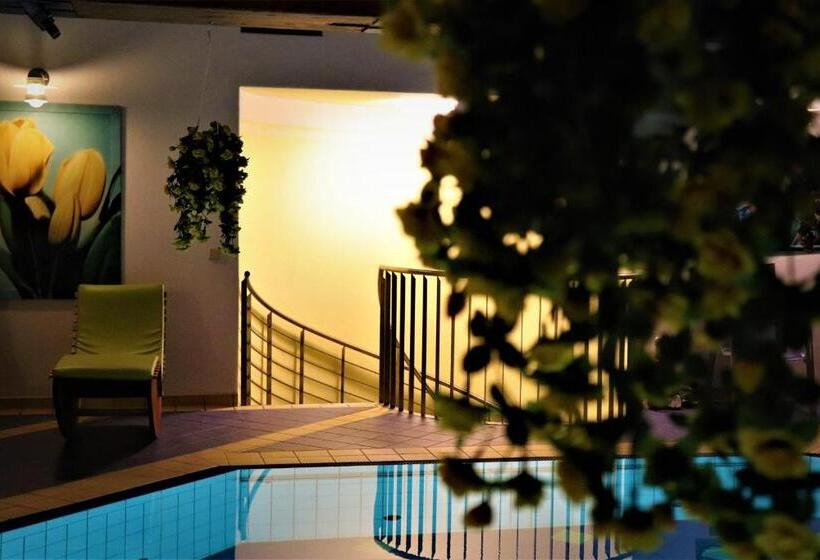 هتل Und Appartementhof Waldeck