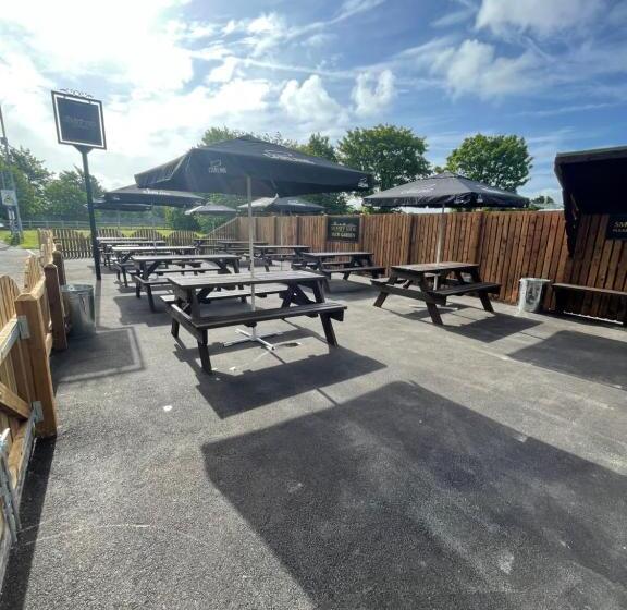 צימר Mersey View Hotel & Pub