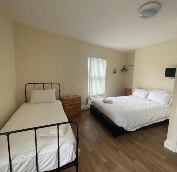 צימר Mersey View Hotel & Pub