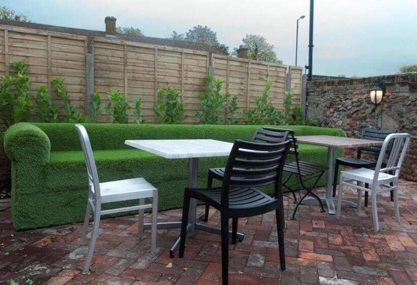 בית מלון כפרי The Golden Lion Wetherspoon