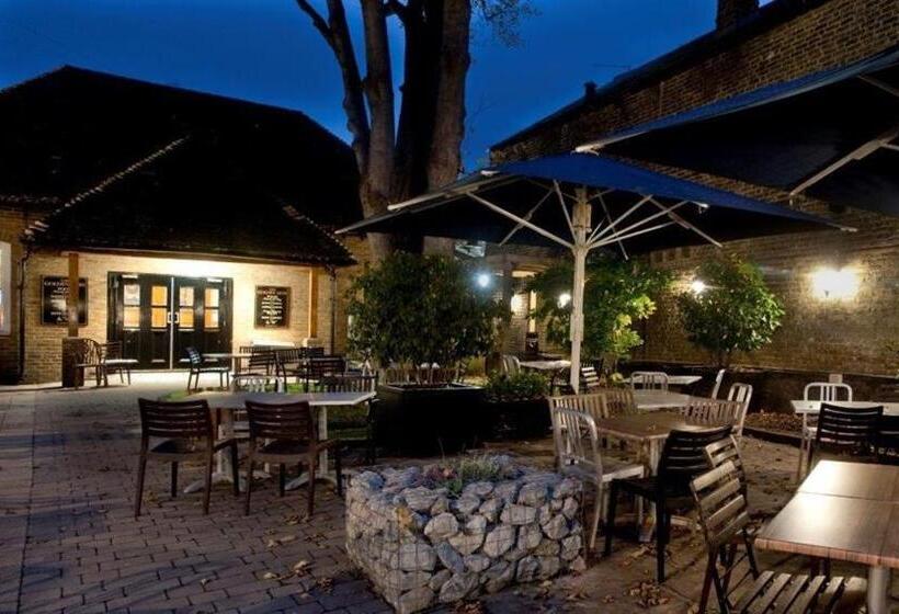 בית מלון כפרי The Golden Lion Wetherspoon