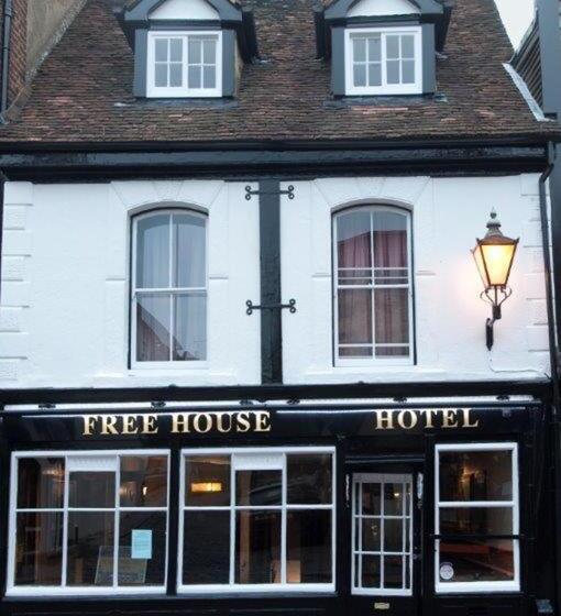 בית מלון כפרי The Golden Lion Wetherspoon