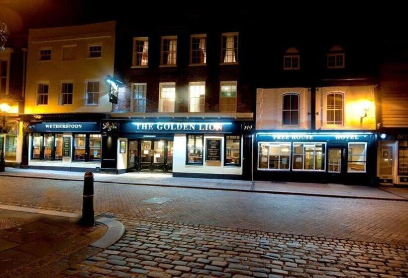 בית מלון כפרי The Golden Lion Wetherspoon