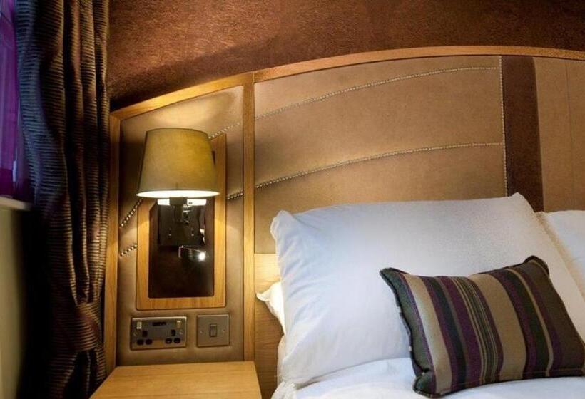 בית מלון כפרי The Golden Lion Wetherspoon