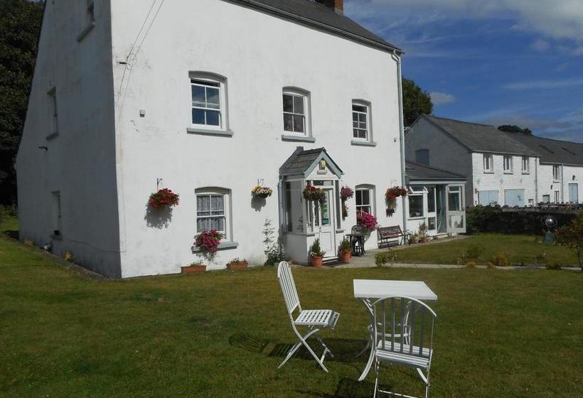 Llansabbath Country Farmhouse B&b