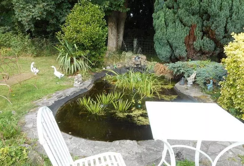 Llansabbath Country Farmhouse B&b