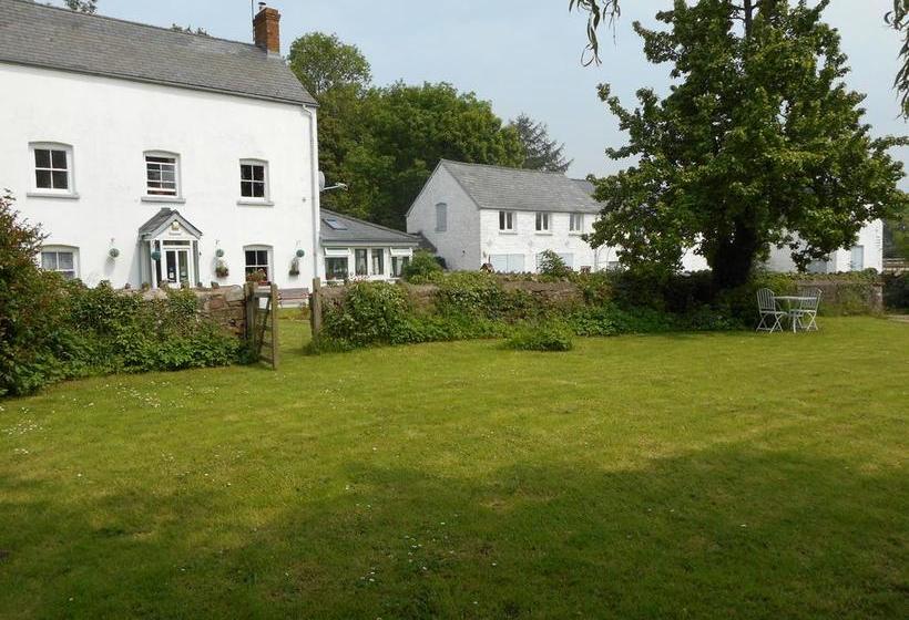 Llansabbath Country Farmhouse B&b