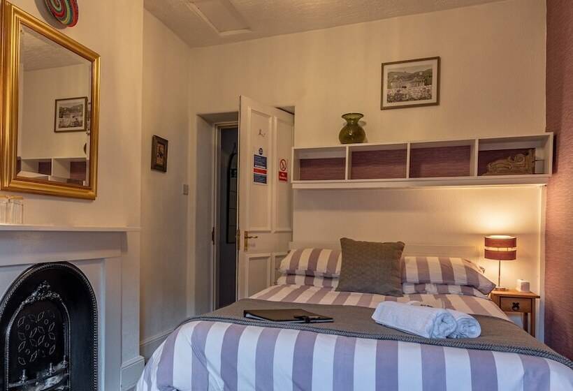 Bed and Breakfast Glyntwrog House