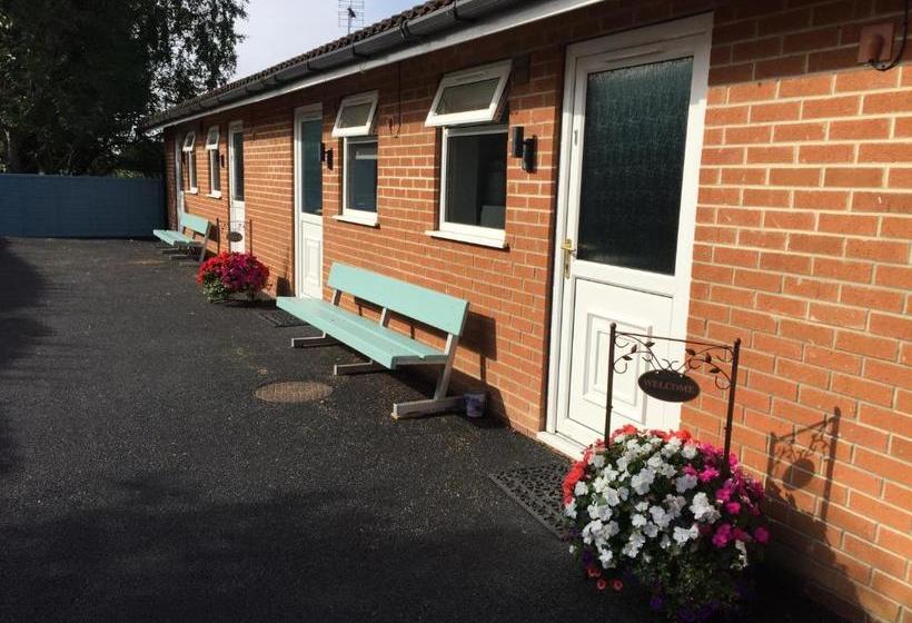 مبيت وإفطار Linden Tree Holiday Apartments