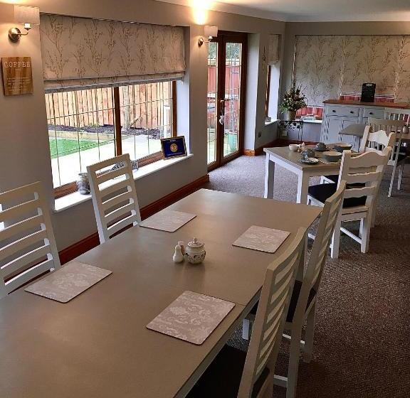 مبيت وإفطار Linden Tree Holiday Apartments