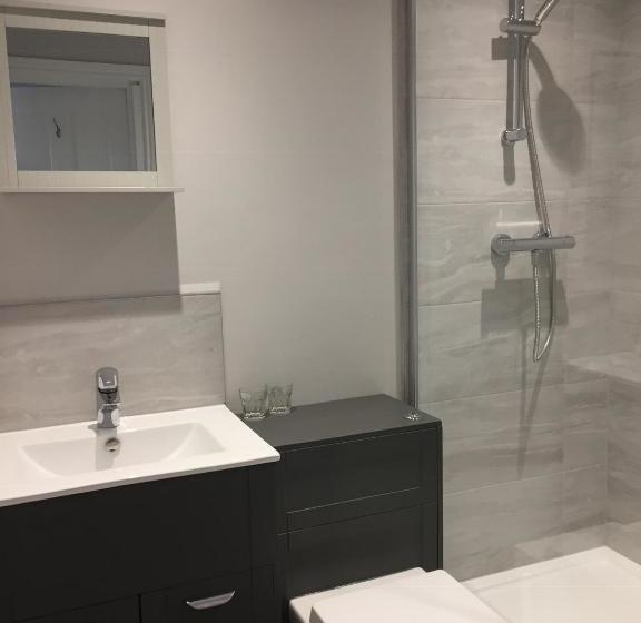 مبيت وإفطار Linden Tree Holiday Apartments