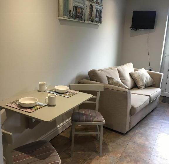 مبيت وإفطار Linden Tree Holiday Apartments