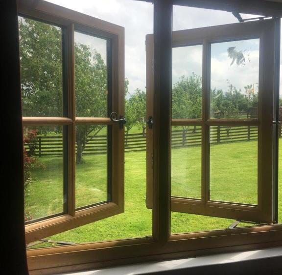 تختخواب و صبحانه Orme View Lodges