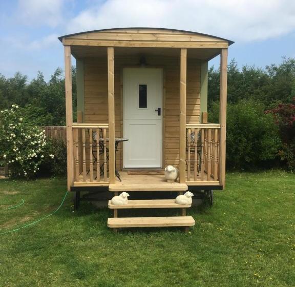 تختخواب و صبحانه Orme View Lodges