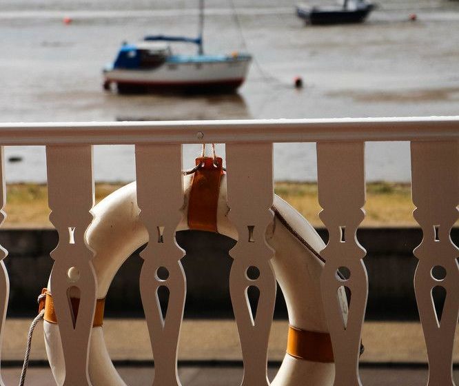 مبيت وإفطار The Bay