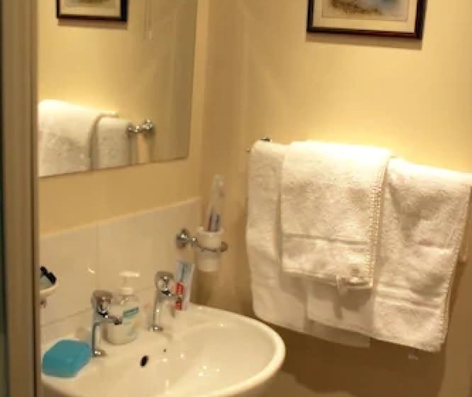 فندق صغير White House View Guest House